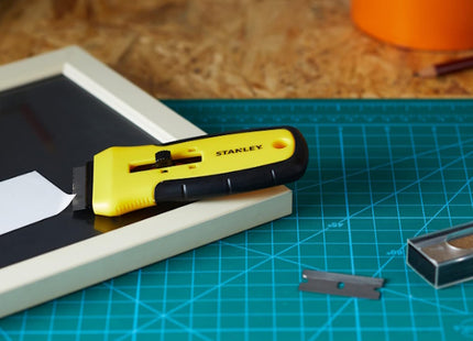 STANLEY RASCHIETTO PER VETRO IMPUGNATURA MORBIDA CON 5 LAME DI RICAMBIO