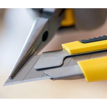 STANLEY CUTTER IN BI-MATERIALE DYNAGRIP CON LAMA DA MM25