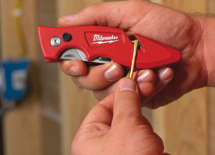 MILWAUKEE COLTELLINO CUTTER COMPATTO CON VANO PORTALAME