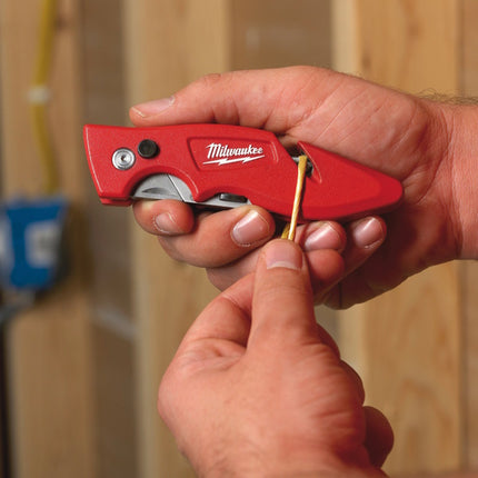 MILWAUKEE COLTELLINO CUTTER COMPATTO CON VANO PORTALAME