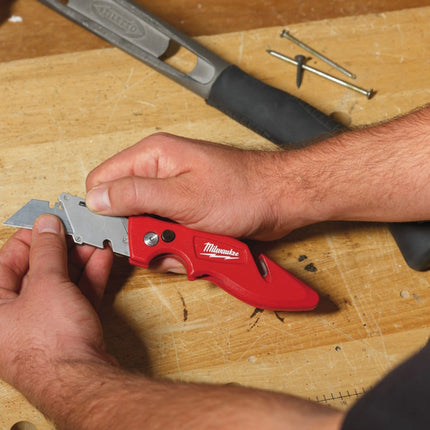MILWAUKEE COLTELLINO CUTTER COMPATTO CON VANO PORTALAME
