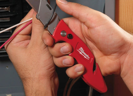 MILWAUKEE COLTELLINO CUTTER COMPATTO CON VANO PORTALAME