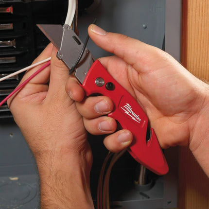 MILWAUKEE COLTELLINO CUTTER COMPATTO CON VANO PORTALAME