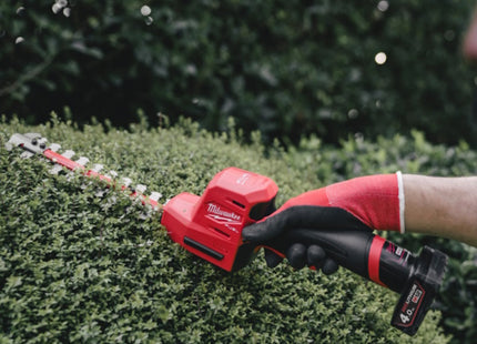 MILWAUKEE TAGLIASIEPI COMPATTO A BATTERIA M12 FHT20-0