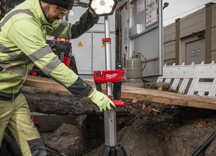 MILWAUKEE TORRE FARO LED MULTIDIREZIONALE CON TREPPIEDE MOD. M18 SAL2-0