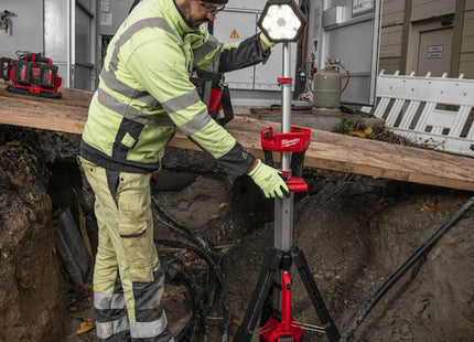 MILWAUKEE TORRE FARO LED MULTIDIREZIONALE CON TREPPIEDE MOD. M18 SAL2-0