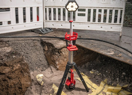 MILWAUKEE TORRE FARO LED MULTIDIREZIONALE CON TREPPIEDE MOD. M18 SAL2-0