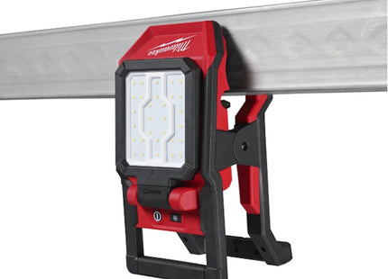 MILWAUKEE FARO LED CON TESTA DIREZIONABILE MOD. M18 PAL2-0