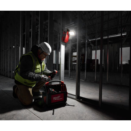 MILWAUKEE FARO LED CON TESTA DIREZIONABILE MOD. M18 PAL2-0