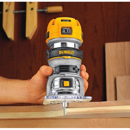 DEWALT ELETTROFRESATRICE CON AFFONDAMENTO E BASE FISSA POTENZA 900W