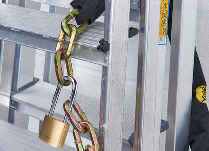 YALE LUCCHETTO OTTONE ARCO MEDIO IN BLISTER