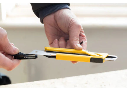 STANLEY CUTTER AUTOBLOCCANTE IN PLASTICA E GOMMA PER LAME DA MM18