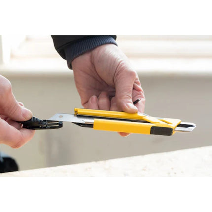 STANLEY CUTTER AUTOBLOCCANTE IN PLASTICA E GOMMA PER LAME DA MM18