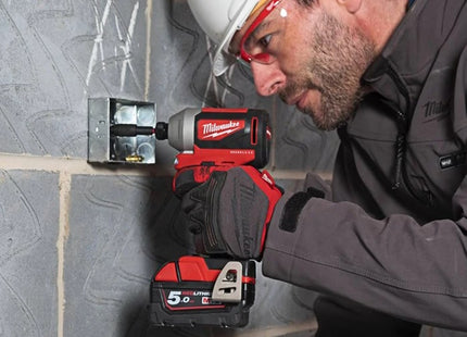 MILWAUKEE AVVITATORE IMPULSI DA 1/4" HEX A BATTERIA M18 BLID2-502X