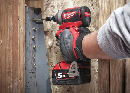 MILWAUKEE AVVITATORE IMPULSI DA 1/4" HEX A BATTERIA M18 BLID2-502X