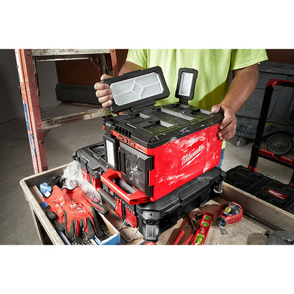 MILWAUKEE PACKOUT TRE FARETTI LED ORIENTABILI MOD. M18 POALC-0 (V1/23)