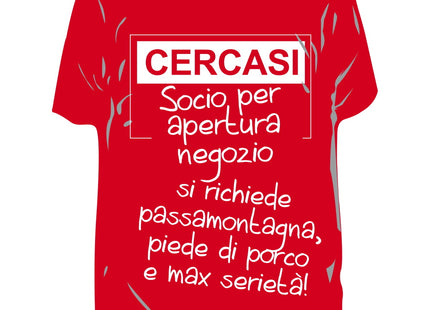 RICCI PROFUMATORE AUTO T-SHIRT SCRITTE "CERCASI SOCIO PER..." FRAGOLA